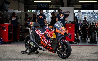KTM RED BULL FACTORY RACING #33 BRAND BINDER MOTO GP 2023 - Photo 2