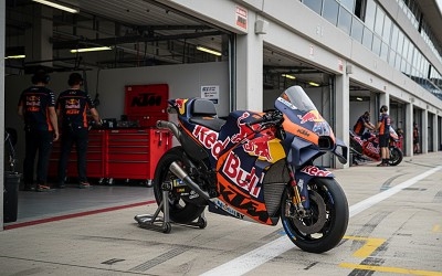 KTM RED BULL FACTORY RACING #43 JACK MILLER MOTO GP 2023 - Photo 2
