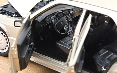 Mercedes-Benz 190 E 2.3-16 1984 Smoke Argent Métallisé  - Photo 2