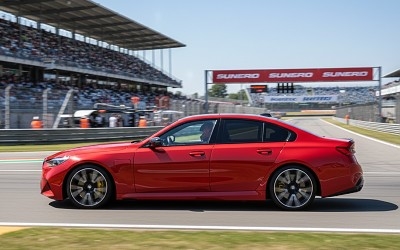 BMW M5 2025 FIRE RED - Photo 1