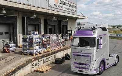 TAHAČ VOLVO TRUCKS FH16 GLOBETROTTER XL SILVER & PURPLE 2023 - Photo 2