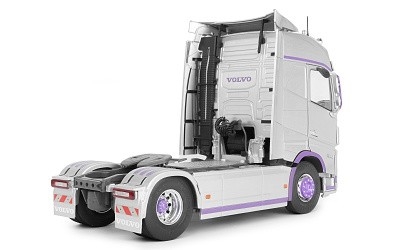 TAHAČ VOLVO TRUCKS FH16 GLOBETROTTER XL SILVER & PURPLE 2023 - Photo 5