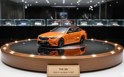 BMW M5 Sedan 2024 Fire Orange III - Photo 1