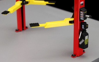 TOYOTA EAGLE MKIII TWO CARS SET SIGNEG JUAN FANGIO II & PJ JONES LIMITED EDITION 500 PCS. - Photo 3