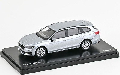 ŠKODA SUPERB IV COMBI 2023 STŘÍBRNÁ PEBBLE METALÍZA