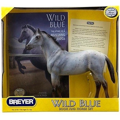 BREYER KŮŇ MUSTANG APPALOOSA S KNIHOU WILD BLUE (en)