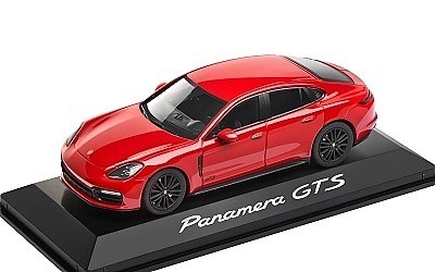 PORSCHE PANAMERA GTS RED