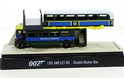 AUTOBUS AEC REGENT JAMES BOND 007 ŽÍT A NECHAT ZEMŘÍT
