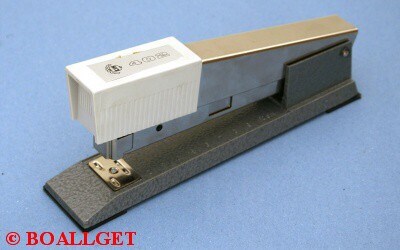 Kancelářský sešívač 402