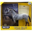 BREYER KŮŇ MUSTANG APPALOOSA S KNIHOU WILD BLUE (en)