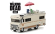 WINNEBAGO CHIEFTAIN 1973 ŽIVÍ MRTVÍ with Umbrella and Camping Chairs The Walking Dead